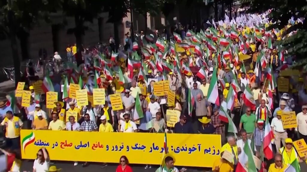 في برلين وستوكهولم.. آلاف الإيرانيين يدعمون الحل الثالث للسيدة مريم رجوي بشأن إيران