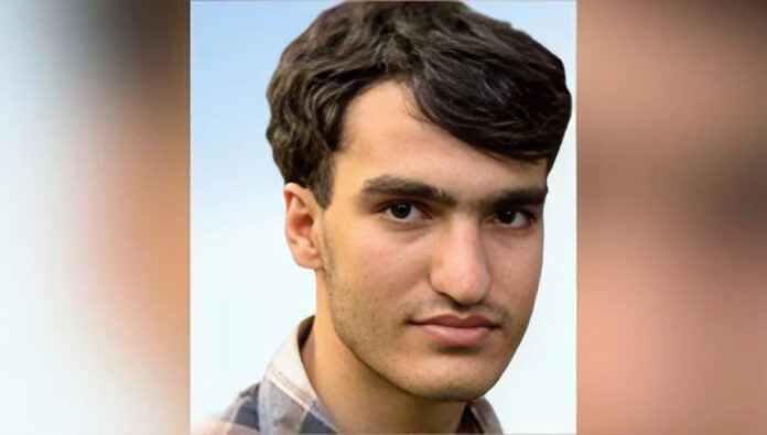 نظام الملالي يحاكم الطالب الإيراني النخبة أمير حسين مرادي مكبلاً بالسلاسل