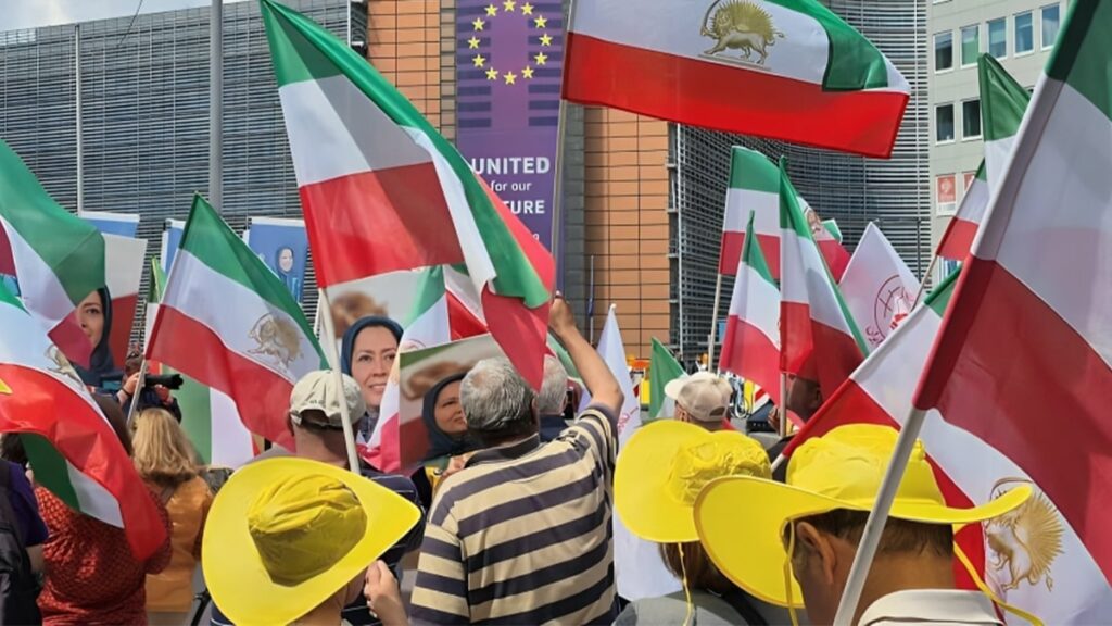 أمام البرلمان الأوروبي.. مظاهرة حاشدة تدعو لدعم "الخيار الثالث" وجمهورية ديمقراطية في إيران