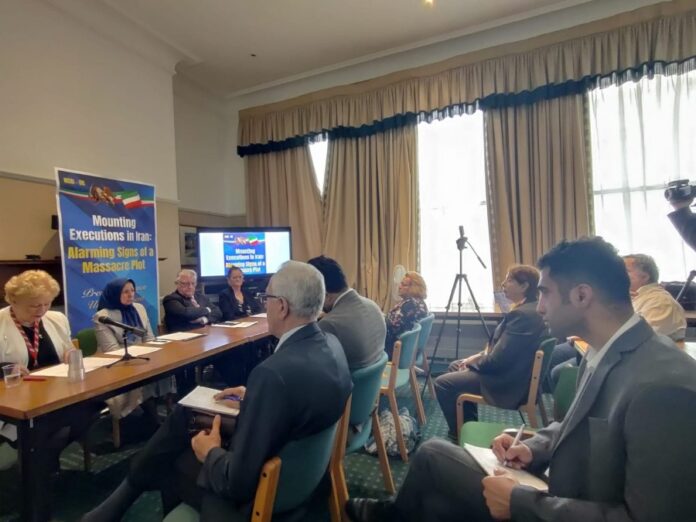 نواب بريطانيون يحذرون من مجزرة وشيكة بحق السجناء السياسيين في إيران