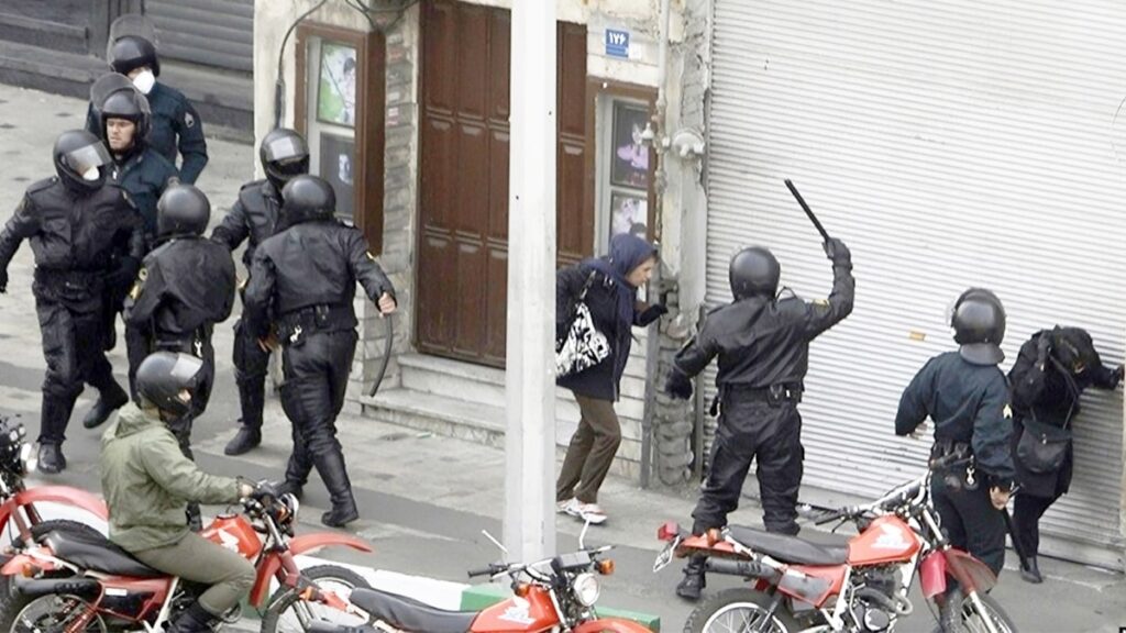 صحیفة إكسبرس: الشعب الإيراني لا يريد التاج ولا العمامة