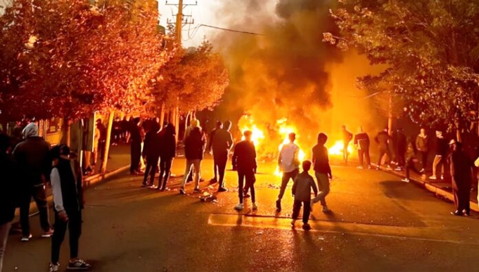 نيوزويك: الشعب الإيراني يظل الأمل الأفضل لتغيير النظام