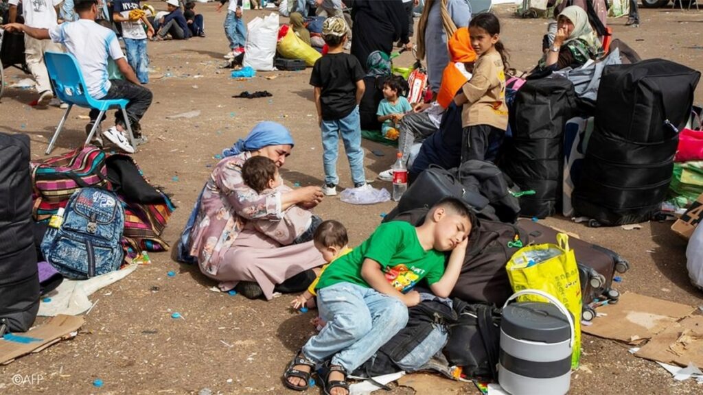 ماي ساتو تدين الترحيل الجماعي للأفغان من إيران وتعتبره انتهاكًا للقانون الدولي