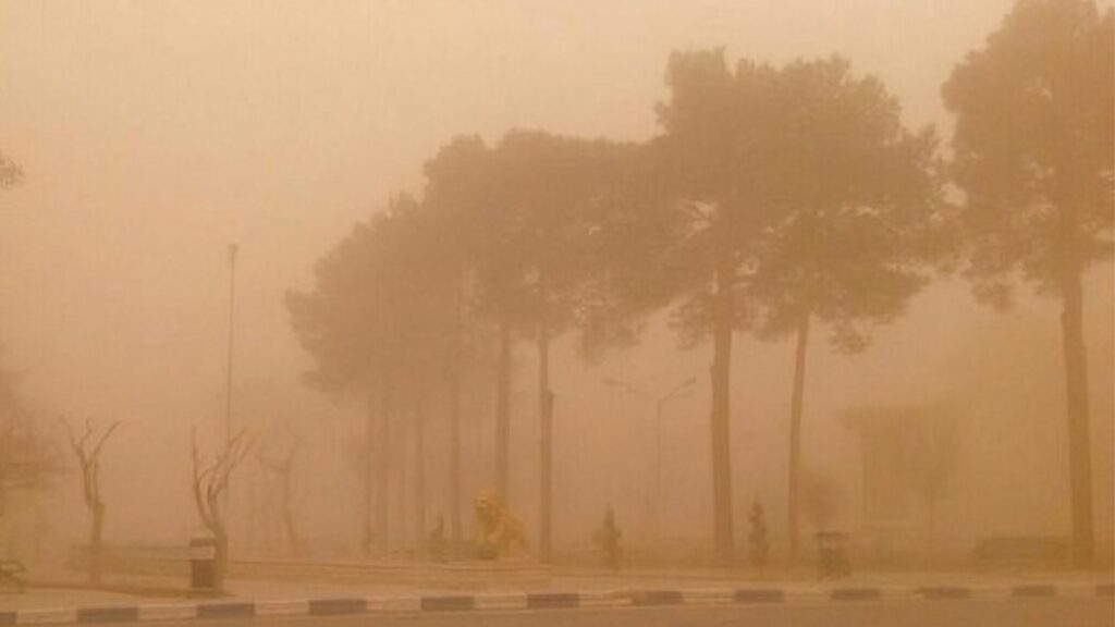 تلوث شديد وعواصف ترابية يضعان العديد من المدن الإيرانية في حالة تأهب