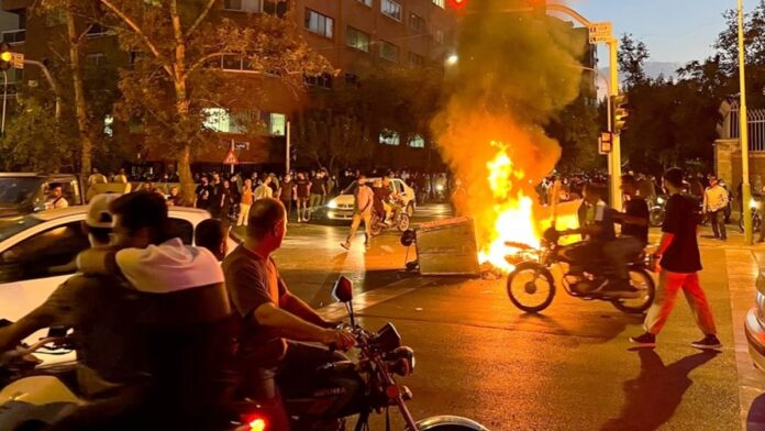 أزمة المعيشة وخطر الانتفاضة: بركان خامد في قلب المجتمع الإيراني