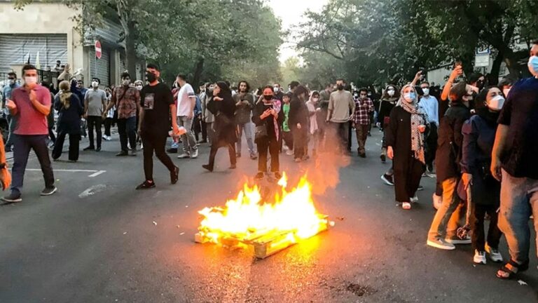 قادة النظام الإيراني يكشفون عن خوفهم من الانهيار