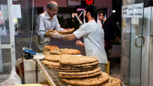 أزمة الخبز في إيران: سوء الإدارة يغذي استياءً واسع النطاق