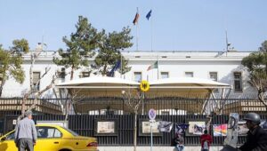 ألمانيا تدعو مواطنيها إلى مغادرة إيران تحسباً لانتقام طهران 