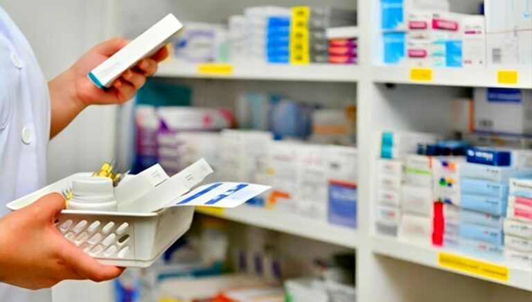 ديون حكومية واحتكار: 80% من صيدليات إيران على حافة الإفلاس