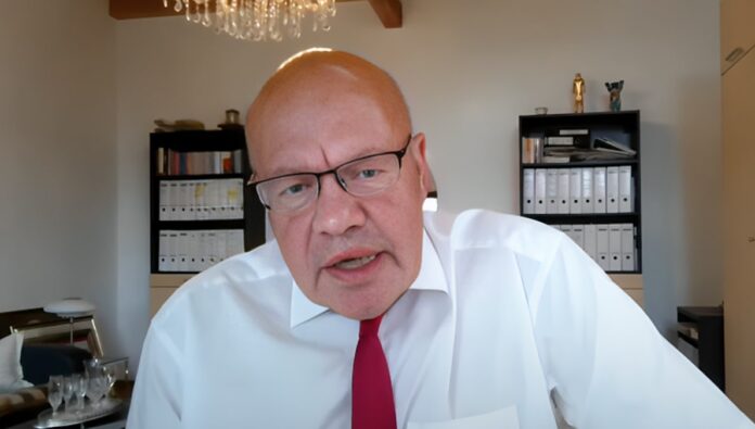 الوزير الألماني السابق بيتر ألتماير: 