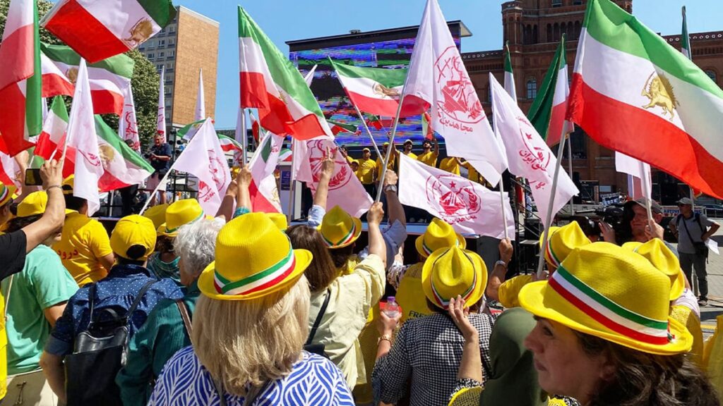 ضعف النظام الإيراني فرصة للتغيير وليس للحرب