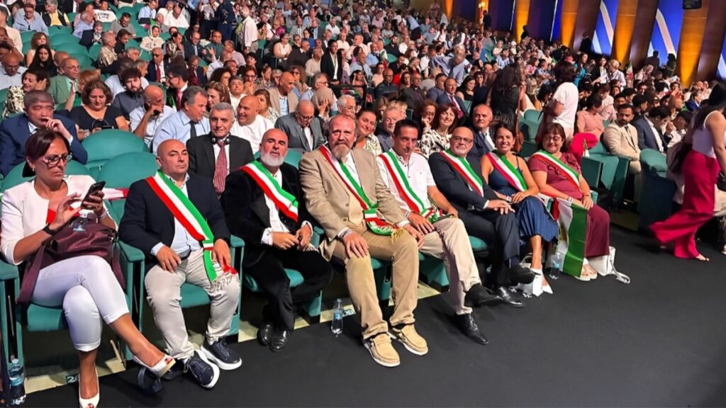 عمدة فاريليانو الإيطالي ينضم إلى رودي جولياني ومريم رجوي في روما: "كفى عنفاً في إيران!