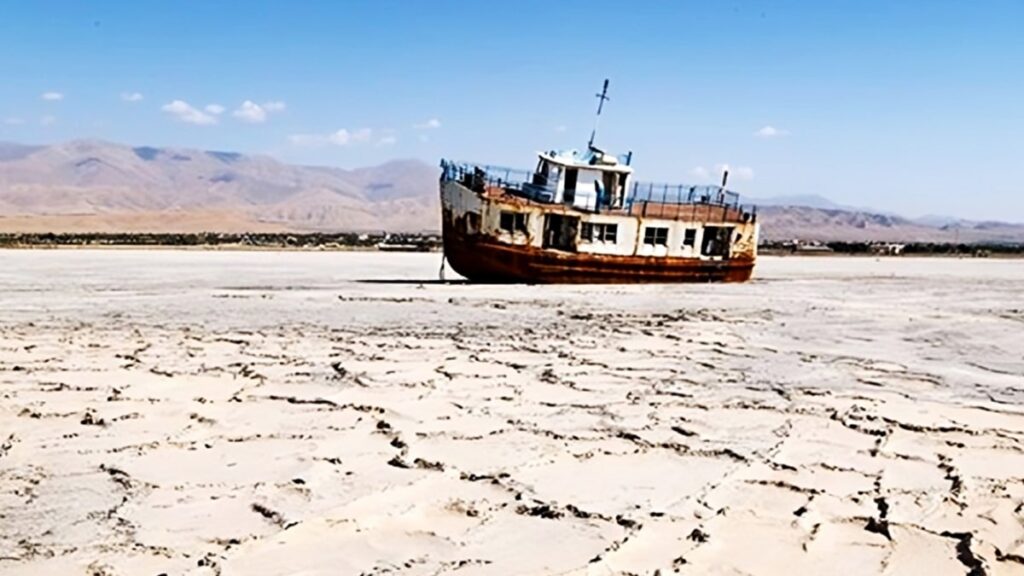 كارثة بيئية مزدوجة في إيران: بحيرة أورميا تحتضر وبحر قزوين ينحسر