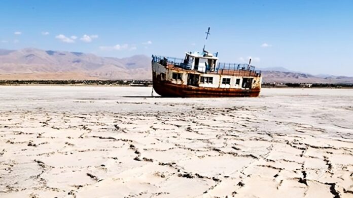 كارثة بيئية مزدوجة في إيران: بحيرة أورميا تحتضر وبحر قزوين ينحسر
