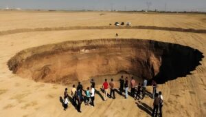 إيران "تهبط": المرتبة الثالثة عالميًا في هبوط الأرض وكنوزها التاريخية تتشقق