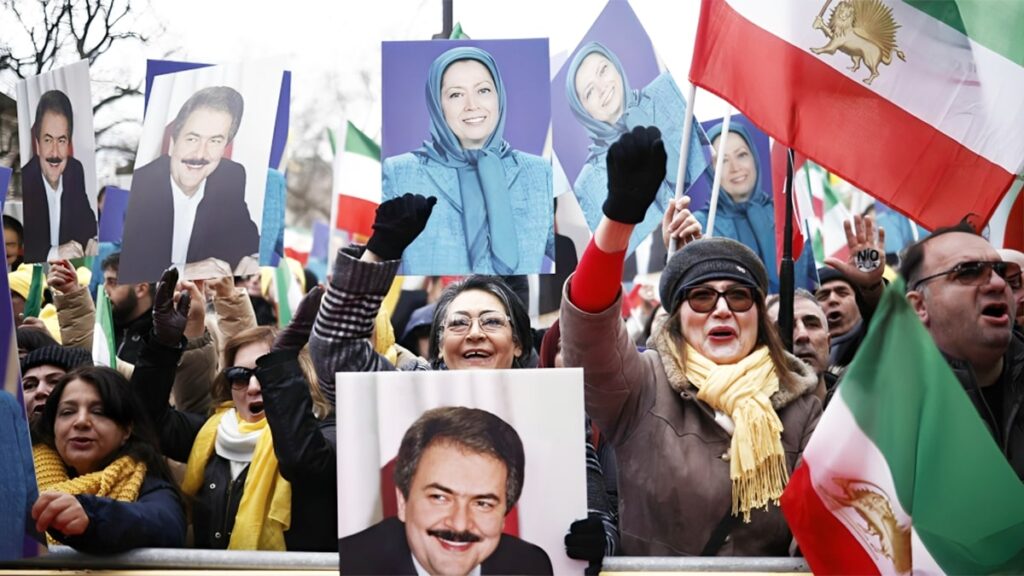 برلماني أوروبي بارز يدعو إلى "خيار ثالث" في سياسة أوروبا تجاه إيران: دعم تغيير النظام على يد الشعب