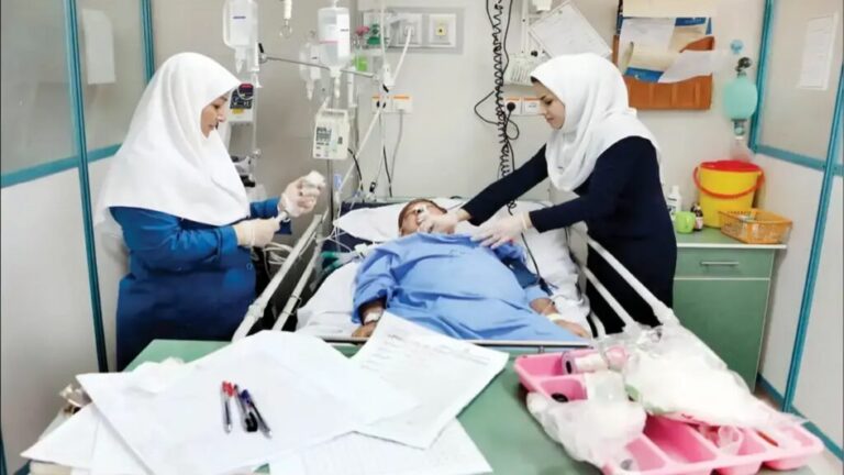 نزيف الكوادر الطبية في إيران: كيف يدفع إهمال النظام قطاع الصحة نحو الانهيار الكامل؟
