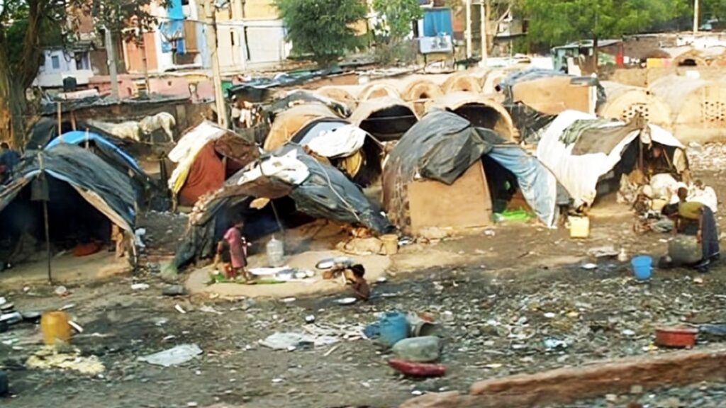 انهيار اقتصادي يهدد 80% من الإيرانيين بالفقر والنظام يستعد لقمع انتفاضة وشيكة