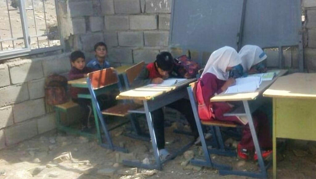 بسبب الفقر وسوء التغذية.. تقارير تكشف عن إغماء تلاميذ في مدارس إيران الريفية