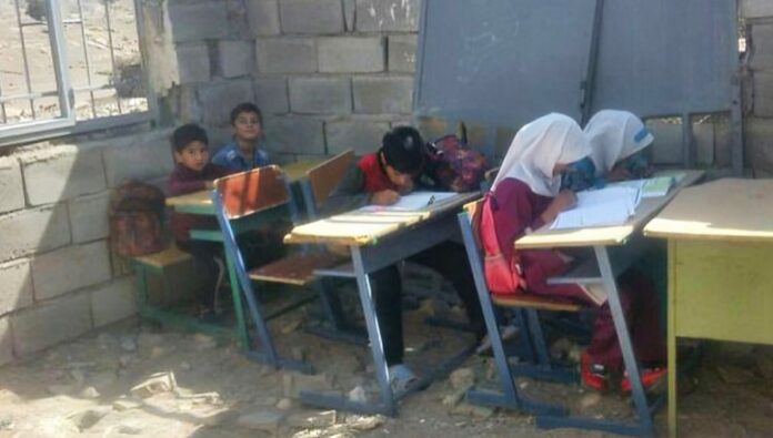 بسبب الفقر وسوء التغذية.. تقارير تكشف عن إغماء تلاميذ في مدارس إيران الريفية