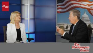 السفيرة كارلا ساندز لواشنطن تايمز: النظام الإيراني في أضعف حالاته والبديل الديمقراطي جاهز