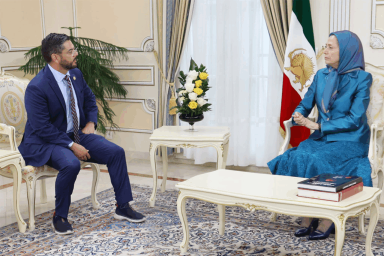 لقاء وحوار السيدة مريم رجوي مع السید راؤول رويز عضو الكونغرس الأمريكي