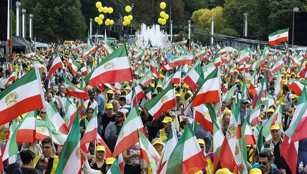 موعد مع ستين شمعة مضيئة: تقرير عن مظاهرة الإيرانيين الكبرى في بروكسل