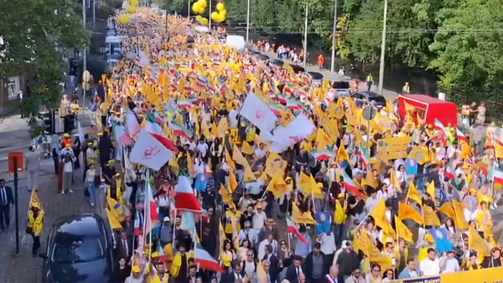 عشرات الآلاف من الإيرانيين يتظاهرون في بروكسل احتفاء بالذكرى الستين لتأسيس منظمة مجاهدي خلق