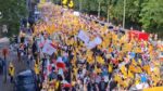 عشرات الآلاف من الإيرانيين يتظاهرون في بروكسل احتفاء بالذكرى الستين لتأسيس منظمة مجاهدي خلق
