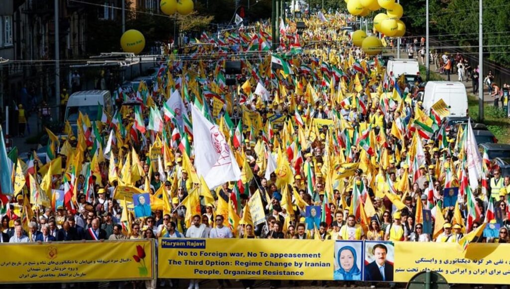 سياسة استرضاء طهران قد فشلت، وحان الوقت لدعم "الخيار الثالث" للشعب الإيراني