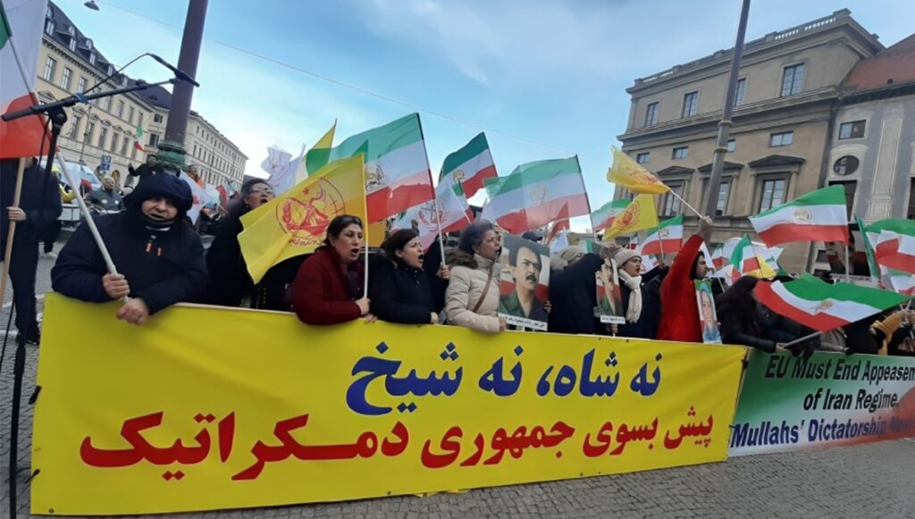 شعار "الموت للظالم، سواء كان الشاه أو خامنئي"؛ بيان تاريخي لحركة التحرر الإيرانية