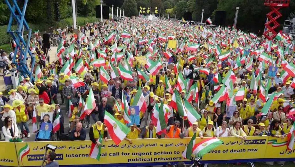 يوراسيا ريفيو: دراسة في القوة التنظيمية لمجاهدي خلق.. المسؤولية والتضحية والاستراتيجية