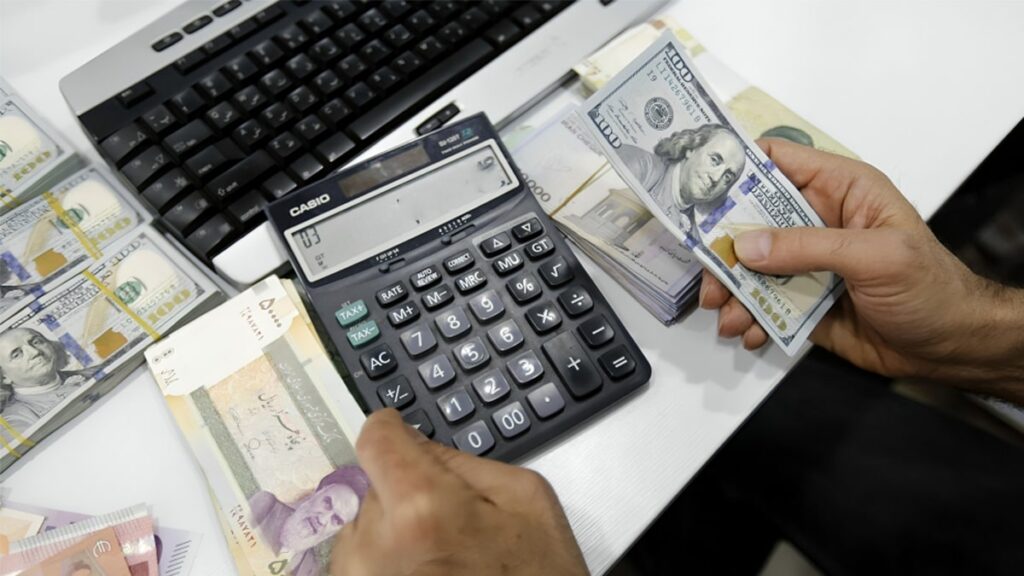 الريال الإيراني يقترب من الانهيار والنظام يفتعل الأزمة لتمويل بقائه