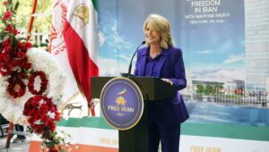 السفيرة كارلا ساندز في تظاهرة نيويورك الحاشدة: لا مكان لبزشكيان في الأمم المتحدة، والحل هو الشعب الإيراني ومقاومته المنظمة