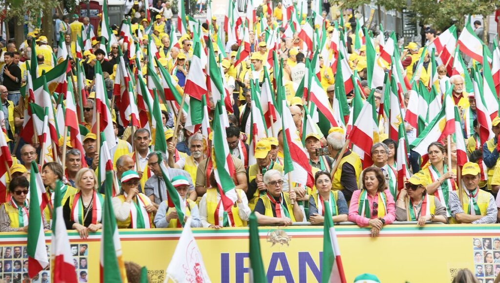 لليوم الثاني، صوت إيران الحرة يدوي في نيويورك: آلاف الإيرانيين يطالبون بطرد رئيس النظام الإيراني ومحاكمة القادة