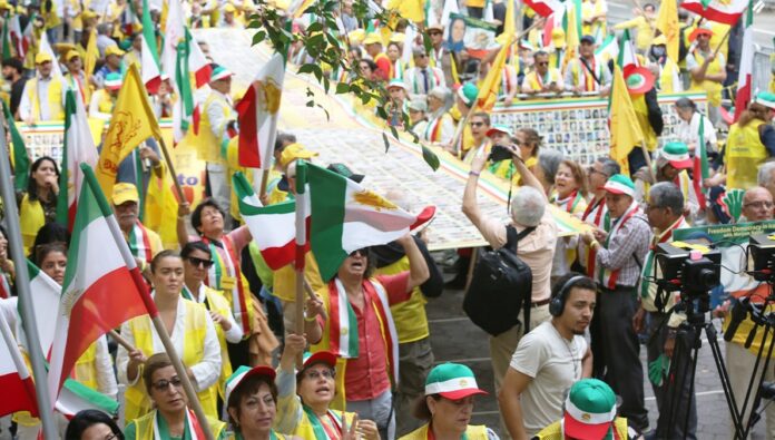 في تظاهرة حاشدة أمام الأمم المتحدة، الإيرانيون ينددون بحضور بزشكيان ويطالبون بتغيير النظام