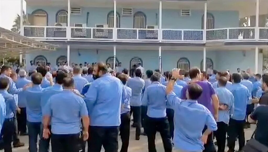 إيران على حافة الانهيار: من إغلاق بوابات مصافي النفط إلى عام كامل بلا رواتب في المستشفيات، الاحتجاجات تفضح شلل الدولة