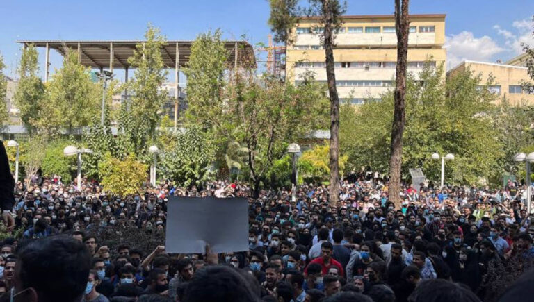 لينكولن بلومفيلد: إيران تحتاج إلى تغيير النظام، لا المكافآت