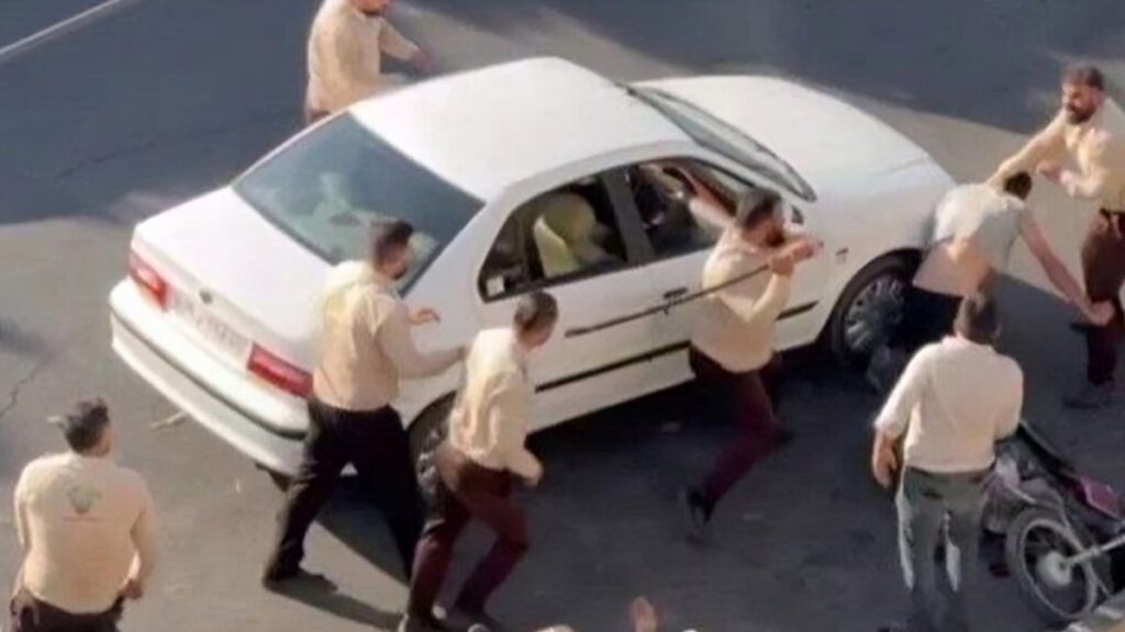 قمع الباعة المتجولين في قزوين يكشف وحشية النظام الإيراني والسيدة رجوي تؤكد: بركان غضب الكادحين سيقتلع طغيان الملالي