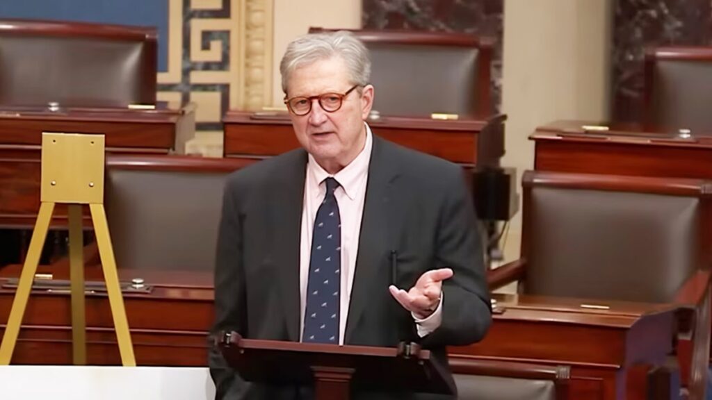 السيناتور جون كينيدي في مجلس الشيوخ الأمريكي: يجب أن نخنق النظام الإيراني بالضغوط الاقتصادية