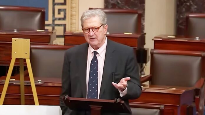 السيناتور جون كينيدي في مجلس الشيوخ الأمريكي: يجب أن نخنق النظام الإيراني بالضغوط الاقتصادية