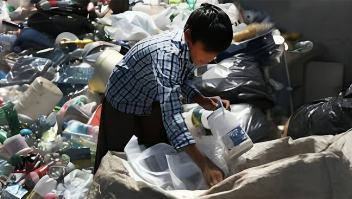 التضخم الجامح في إيران: كيف يدمر الغلاء حياة الإيرانيين ويدفع المجتمع نحو الانفجار؟