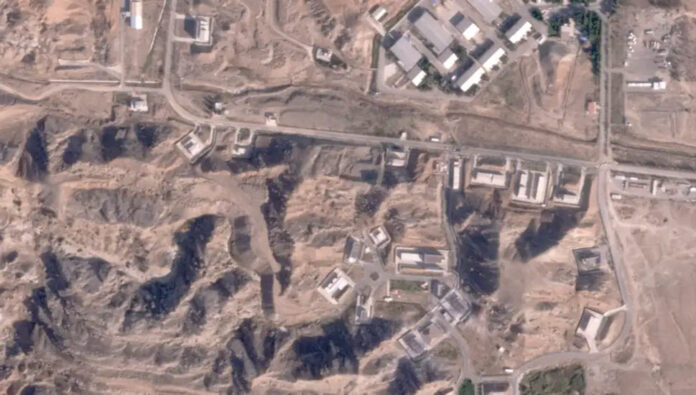 واشنطن تايمز: إيران تتخلى عن المواقع المدمرة وتوسع منشآتها النووية السرية