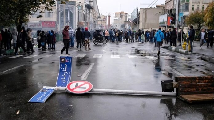 الانهيار الاقتصادي يثير الذعر في برلمان النظام الإيراني