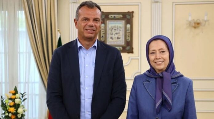 اجتماع السيدة مريم رجوي مع السناتور ماركو اسكوريا، نائب رئيس كتلة 