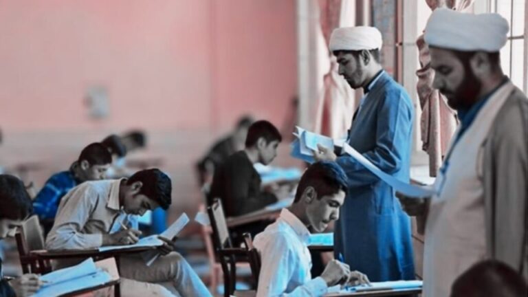 نظام التعليم الإيراني في حطام: انهيار جيل تحت حكم خامنئي