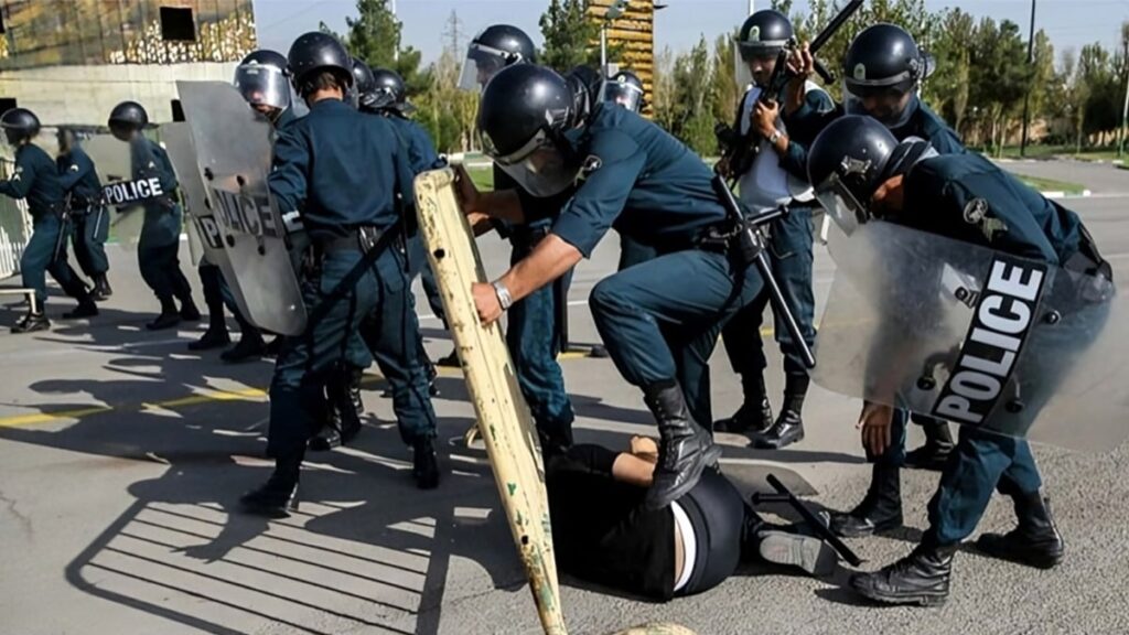 شرطة النظام الإيراني: بين مديح المسؤولين وهتاف الشعب "يا عديم الشرف"