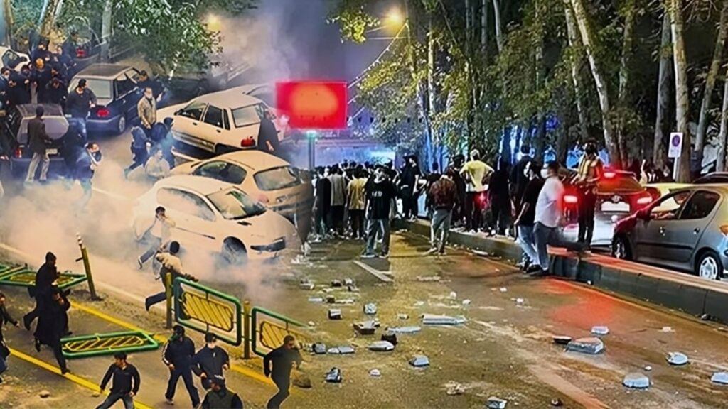 المعركة الحقيقية في إيران: ما وراء صراع الأجنحة والشعارات الزائفة