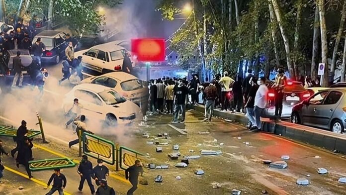 المعركة الحقيقية في إيران: ما وراء صراع الأجنحة والشعارات الزائفة