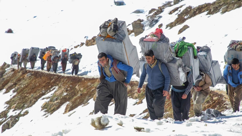 2,574 قتيلاً أو جريحاً من أجل لقمة العيش – حصيلة عمال الحدود في إيران خلال 13 عاماً